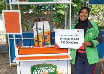 Rumah Zakat cabang Surabaya serahkan bantuan program ekonomi untuk usaha janda Ojol