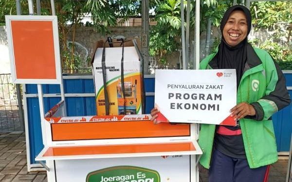 Rumah Zakat cabang Surabaya serahkan bantuan program ekonomi untuk usaha janda Ojol