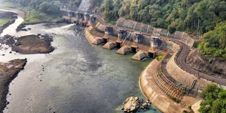 PLN UP3 Madura Ajak Pemkab Sumenep Gunakan Energi Bersih, ditandai dengan penyerahan 500 unit REC