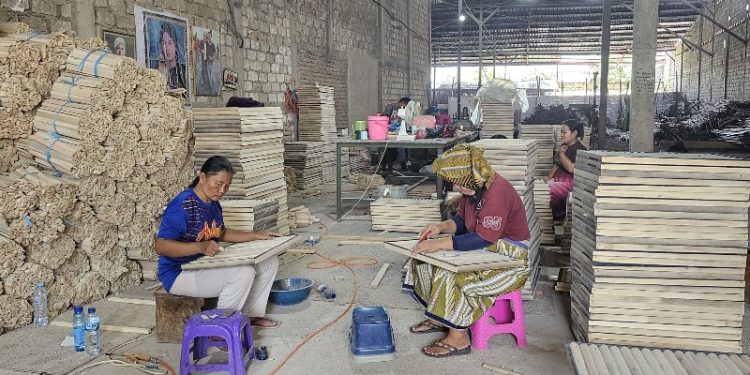 PLN UIT JBM Salurkan TJSL dan Tawarkan Kemudahan Layanan Mobile untuk UMKM Furniture