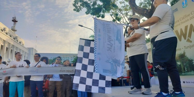 Ribuan Warga Meriahkan Java Coffee Culture Fun Walk 2024 di Kota Lama Surabaya