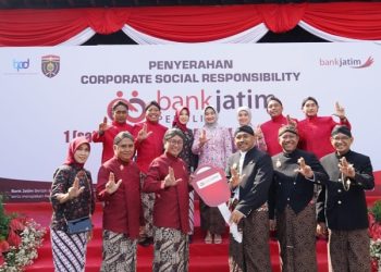 Di HUTnya ke- 666 Kabupaten Ngawi, Bank Jatim serahkan CSR satu unit Mobil kebakaran