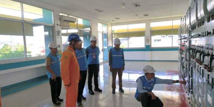PLN UIT JBM Rutin Cek Peralatan untuk Pastikan Suplai Listrik Aman di Piala AFF U-19 Surabaya