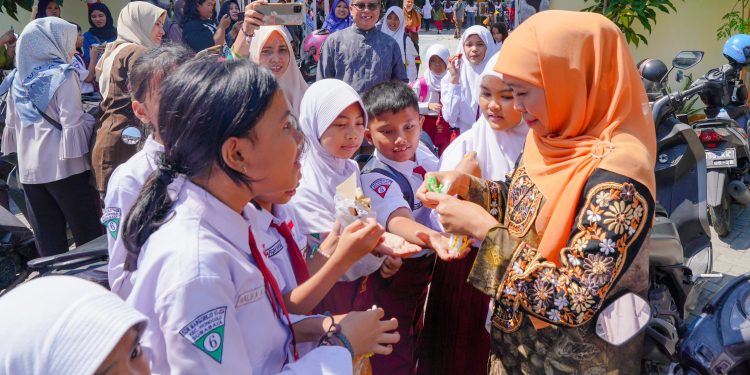 Hari pertama MPLS, Khofifah sapa siswa dan berbagi Kurma, Tasbih dan Susu