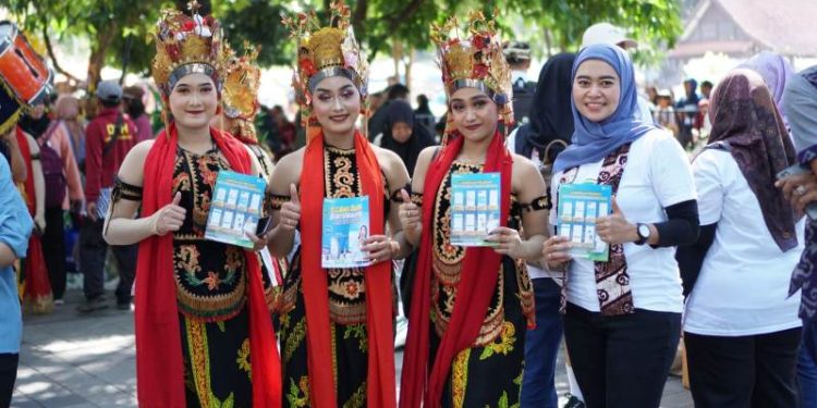 PLN Kenalkan PLN Mobile di Festival Banyuwangi Ethno Carnival dan Rontek Pacitan 2024
