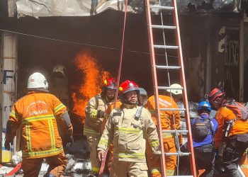 Toko Furnitur jl Kertajaya no 45 terbakar, dua luka satu mobil terbakar