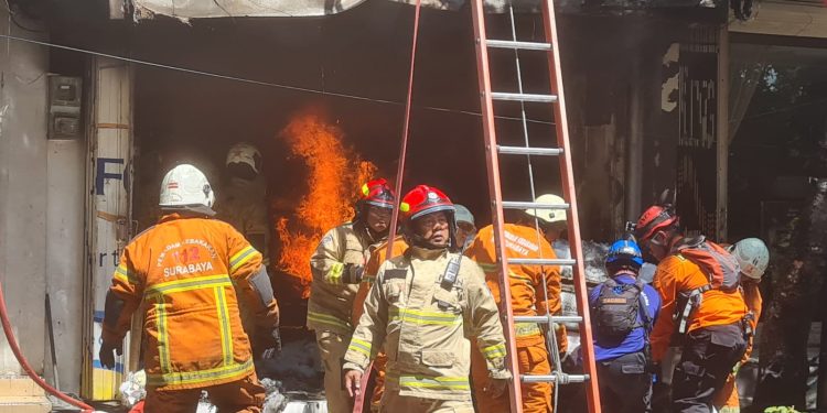 Toko Furnitur jl Kertajaya no 45 terbakar, dua luka satu mobil terbakar