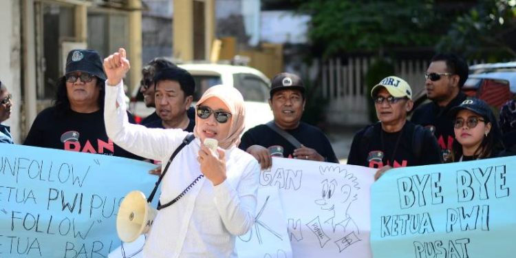 Puluhan wartawan Jatim tuntut KLB PWI Pusat