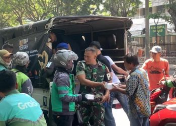 Kerjasama Antara Denpom V/4 Surabaya dan PT Kairos Sukses Indonesia Bagikan 700 Box Makan Siang Gratis