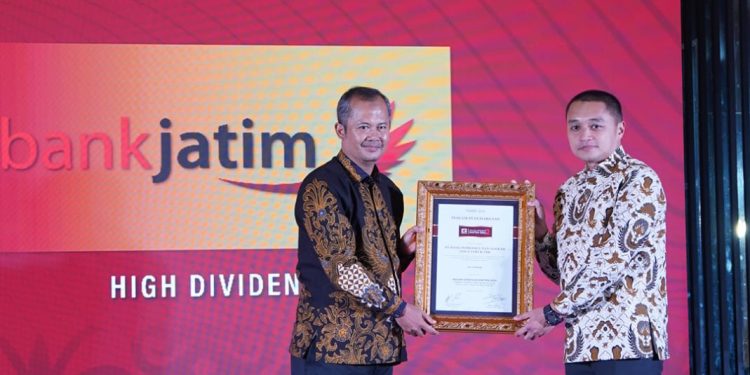 Konsisten bagikan deviden, Bank Jatim raih penghargaan High Dividen dari Indeks52