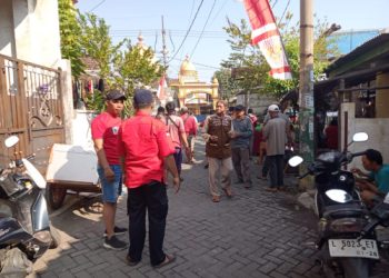 Sambut HUT RI ke 79, PDIP Tenggilis kerja bakti dan bagikan buku ke anak-anak