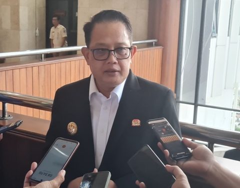 Pemprov Jatim siap menyesuaikan pelaksanaan program makan siang gratis, meski belum dianggarkan di RAPBD Jatim 2025