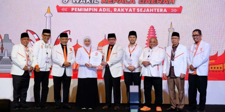 Khofifah-Emil dan 28 Bakal Pasangan Calon terima B1 KWK dari PKS untuk Pilkada serentak di Jatim 2024