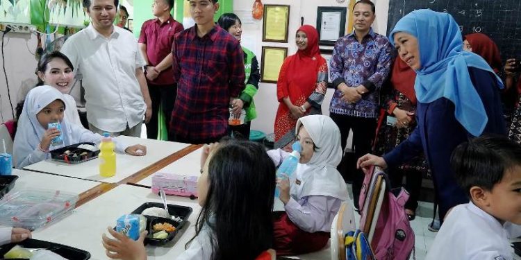 Pelaksanaan uji coba makan gratis di Surabaya dapat apresiasi, Gibran: Surabaya bisa menjadi contoh nantinya