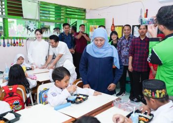 Tinjau implementasi makan siang gratis bersama Gibran, Khofifah: Gizinya lengkap dan beri multiplier effect ekonomi masyarakat