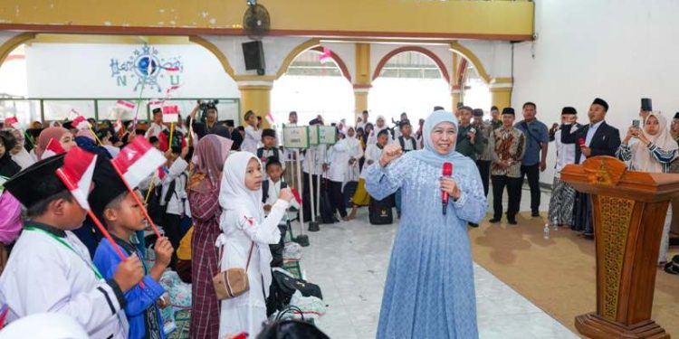 Hadiri santunan 1446 anak yatim di Jombang, Khofifah suntik motivasi untuk gapai cita-cita setinggi langit