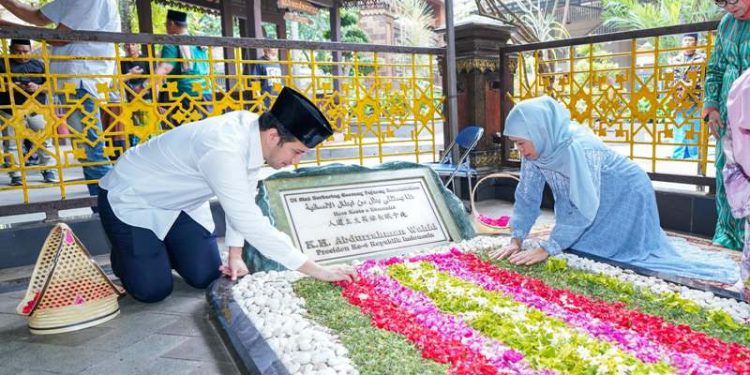 Khofifah silaturahmi ke Kasepuhan Tebu Ireng dam lakukan ziarah ke makam pendiri NU, Gus Dur dan Gus Sholeh 