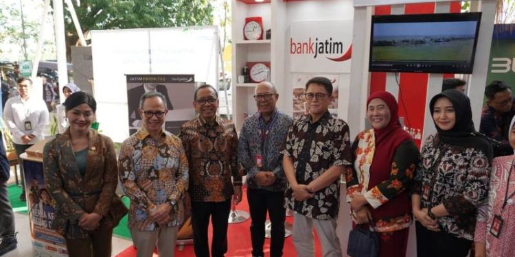 Dukung Program EKI dari OJK, Bank Jatim berikan fasilitas tenda dan agen Jatim pada UMKM Bojonegoro
