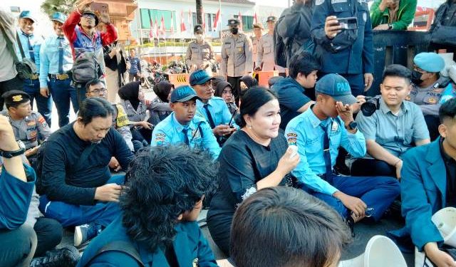 Jelang peringati HUT RI ke- 79, BEM SI Jatim gelar aksi di gedung DPRD Jatim, soroti isu-isu krusial yang merugikan masyarakat