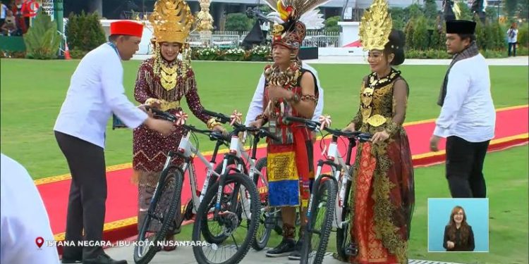 Istri Ketua DPD RI dapat sepeda dari Presiden Jokowi
