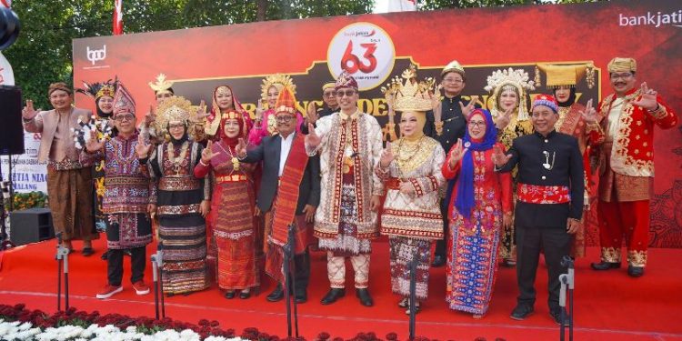 Peringati HUT RI ke- 79 dan HUT Bank Jatim ke- 63, Karyawan Bank Jatim kompak berbusana adat Nusantara