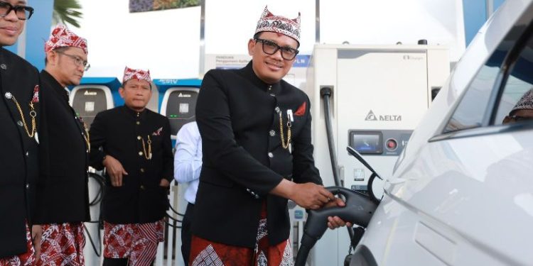 PLN Resmikan SPKLU Ultra Fast Charging Pertama di Surabaya pada HUT RI ke-79