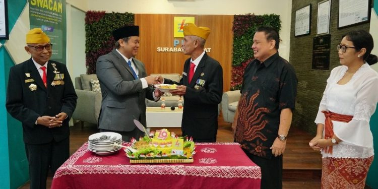 PLN Salurkan Bantuan untuk Anak Yatim dan Veteran di Surabaya