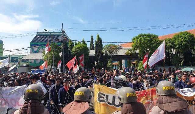 Aksi ribuan mahasiswa Surabaya kawal putusan Mahkamah Konstitusi dan menolak RUU Pilkada sempat ricuh
