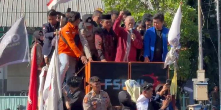 Dari atas mobil komando Mahasiswa yang menggelar aksi, Ketua DPRD Jatim Kusnadi tegaskan DPRD Jatim dukung Keputusan MK