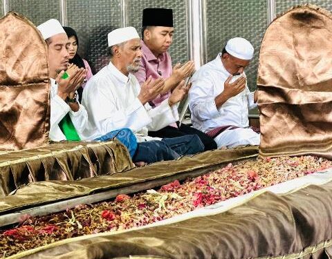 Jelang mendaftar ke KPU Jember, Gus Fawait lakukan tawasul di makan Habib Sholeh Tanggul