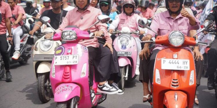 Gunakan motor listri dan diiringi puluhan ribu pendukungnya, Gus Fawait-Djoko Susanto lakukan pendaftaran ke KPU Jember