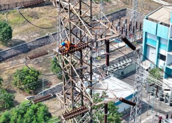 Jelang Hari Pelanggan Nasional, PLN UIT JBM Bersihkan Isolator SUTT 150kV untuk Jamin Keandalan Suplai Listrik ke Industri