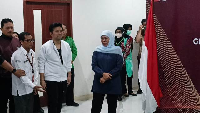 Khofiah-Emil sapa wartawan saat lakukan tes kesehatan, Khofifah: Kami siap mudah mudahan baik dan lancar