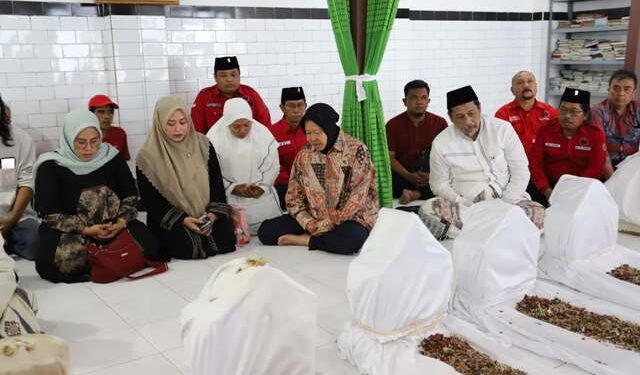 Sebelum daftar ke KPU, Risma lakukan ziarah ke makam Ki Ageng Bungkul