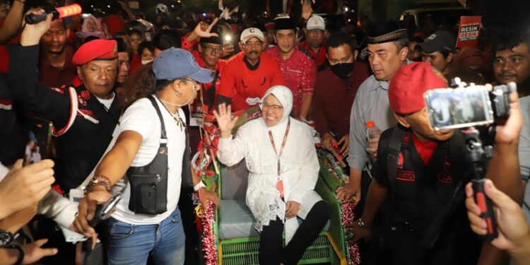 Ribuan massa dan kesenian tradisional antar Risma-Gus Hans daftar ke KPU Jatim