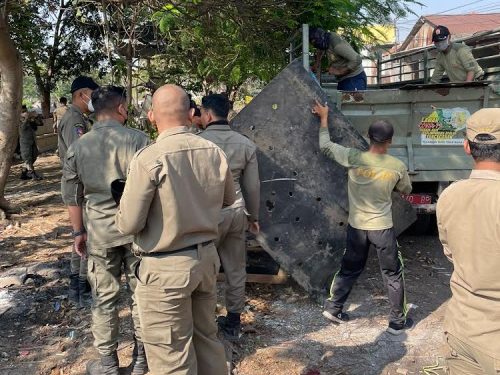 Satpol PP tertibkan usaha rombeng bantaran Sungai Kali Tebu