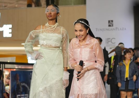 Transformasi Elegan: iMoi Hadirkan Koleksi “Metamorph” di Surabaya Fashion Parade 2024