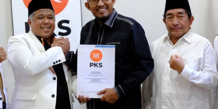 PKS Jatim berikan SK DPP ke Hari Wuryanto untuk Kab Madiun dan Achmad Fauzi untuk Kab Sumenep di Pilkada serentak 2024