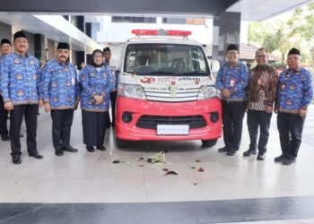 Bank Jatim serahkan bantuan satu unit Ambulans ke BKD Jatim