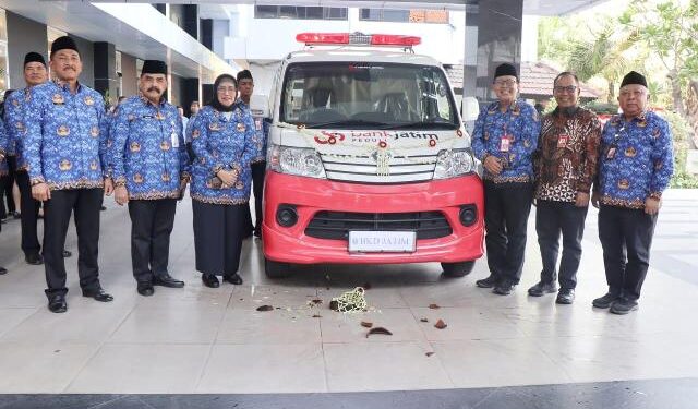 Bank Jatim serahkan bantuan satu unit Ambulans ke BKD Jatim