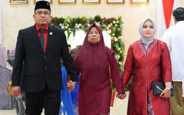 Ajak ibu di pelantikan sebagai anggota DPRD Jatim, Agus Black Hoe: Keberhasilan saya ini wujud doa Simbok