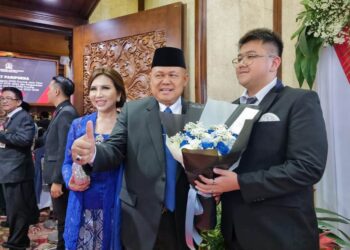 Bangga terhadap ayah terpilih lagi sebagai anggota DPRD Jatim, dr Agung terima bingkisan bunga dari sang anak