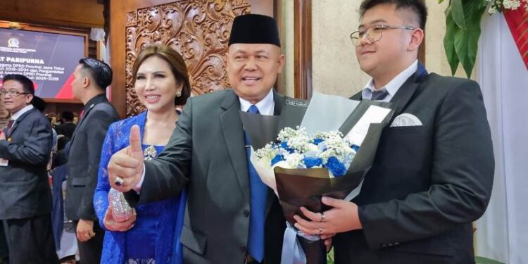 Bangga terhadap ayah terpilih lagi sebagai anggota DPRD Jatim, dr Agung terima bingkisan bunga dari sang anak