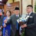 Bangga terhadap ayah terpilih lagi sebagai anggota DPRD Jatim, dr Agung terima bingkisan bunga dari sang anak