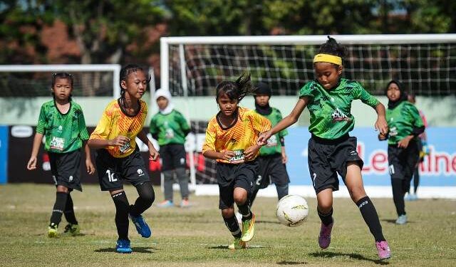 MilkLife Soccer Challenge Surabaya Series 2 2024: SDN Pacarkeling V-186 dan SDN Ketabang 1A Sabet Gelar Juara