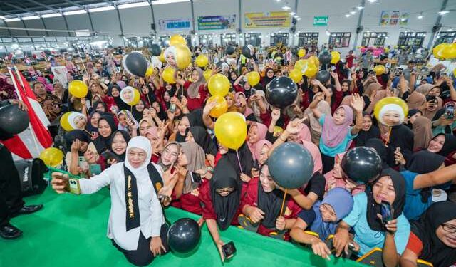 Disambut 5.500 emak emak pekerja SKT di Bojonegoro, Khofifah dinobatkan sebagai ibunya pekerja SKT