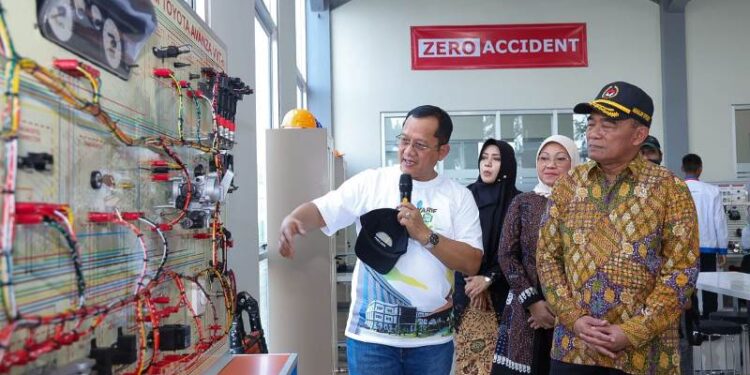 Menko PMK dan Menaker Resmikan SMK Asy-Syarif Mojokerto: Dorong Link and Match Pendidikan Vokasi dengan Industri