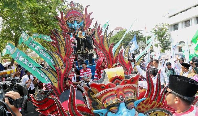 Diantar ribuan pendukungnya di acara Kampanye Damai, Khoffah-Emil naik kendaraan Ul Daul khas Madura