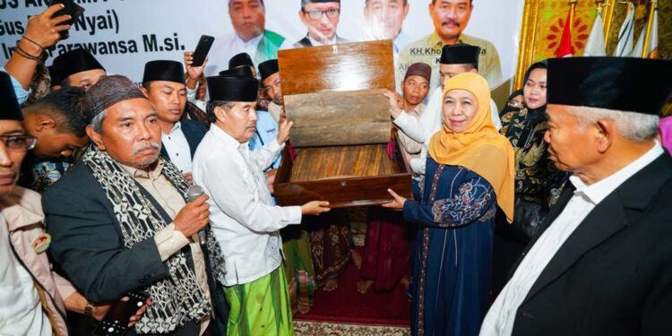 Hadir di deklarasi dukungan dari Akromy, Khofifah terima naskah Quran kuno berusia 700 tahun