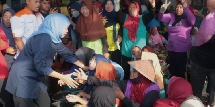 Sapa nelayan dan ibu-ibu pekerja pemilah ikan di Lamongan, Khofifah disambut heboh dan banyak yang meneriakkan lanjutkan dua periode